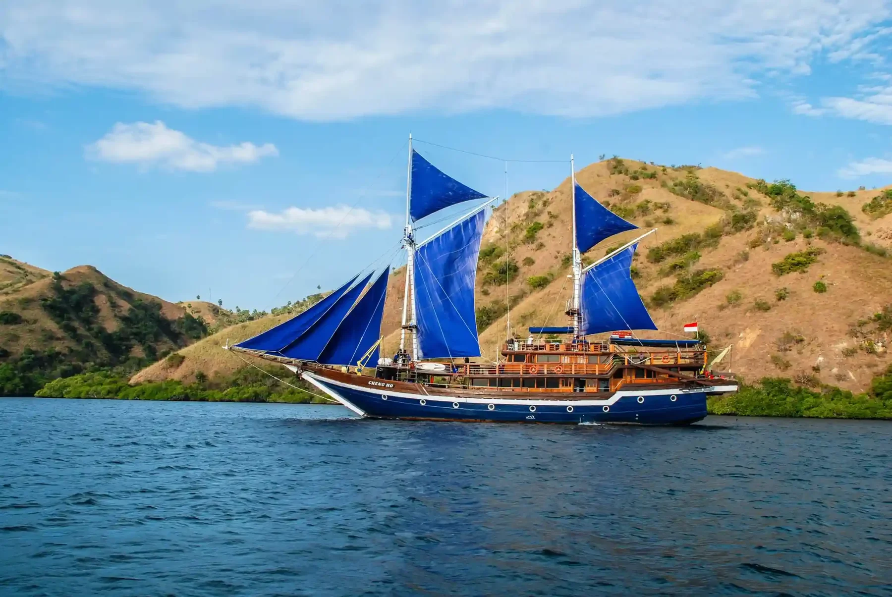Phinisi vs Motor Yacht in Raja Ampat: 2027 Charter
