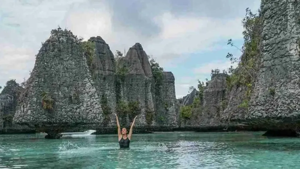 Balbulol, Misool: Yacht Charter Guide to the Lagoons