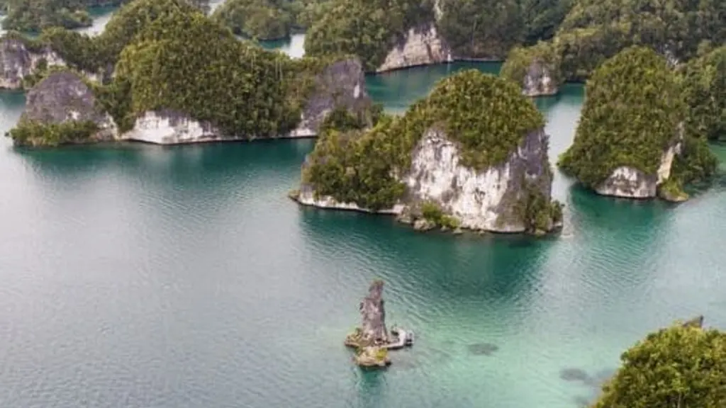 Kabui Bay Yacht Charter: Karst Lagoons & The Passage