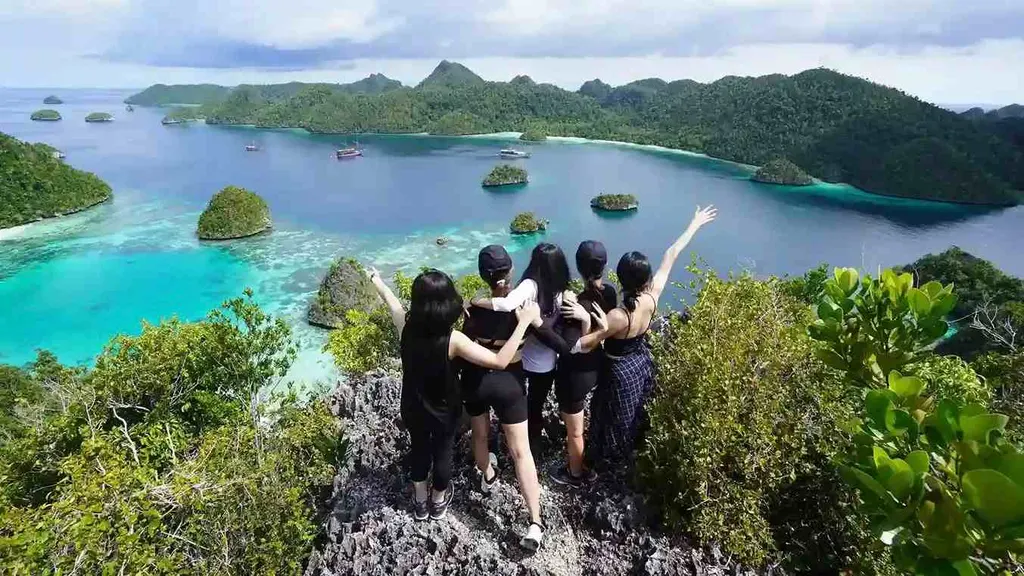 Raja Ampat Charter for Special Occasions — By Month